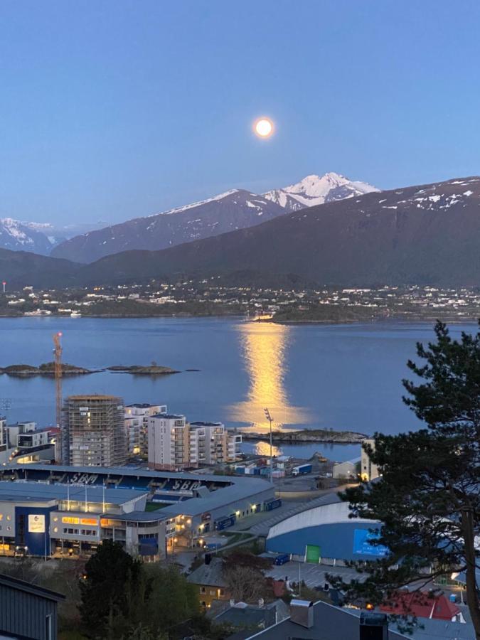 Great Place With View To The Mountains And Fjord Олесунн Экстерьер фото