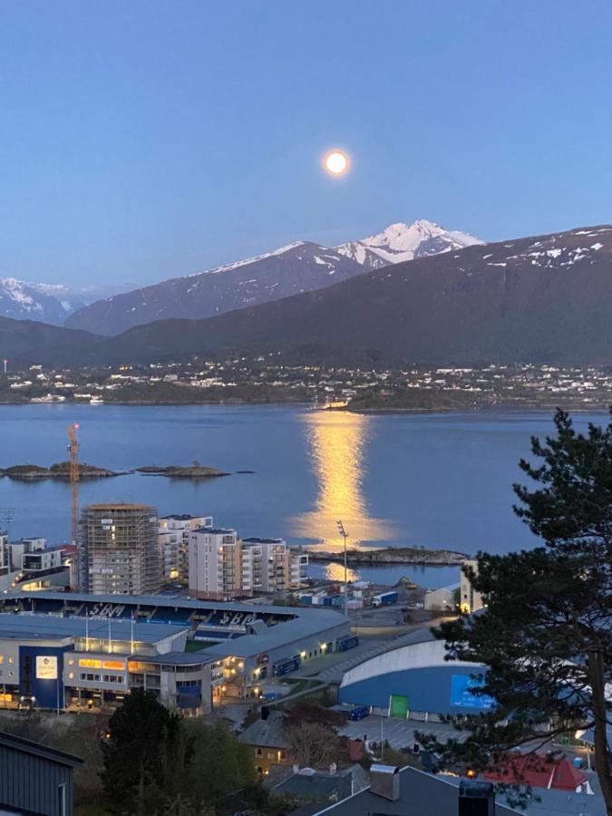 Апартаменты Great Place With View To The Mountains And Fjord Олесунн Экстерьер фото