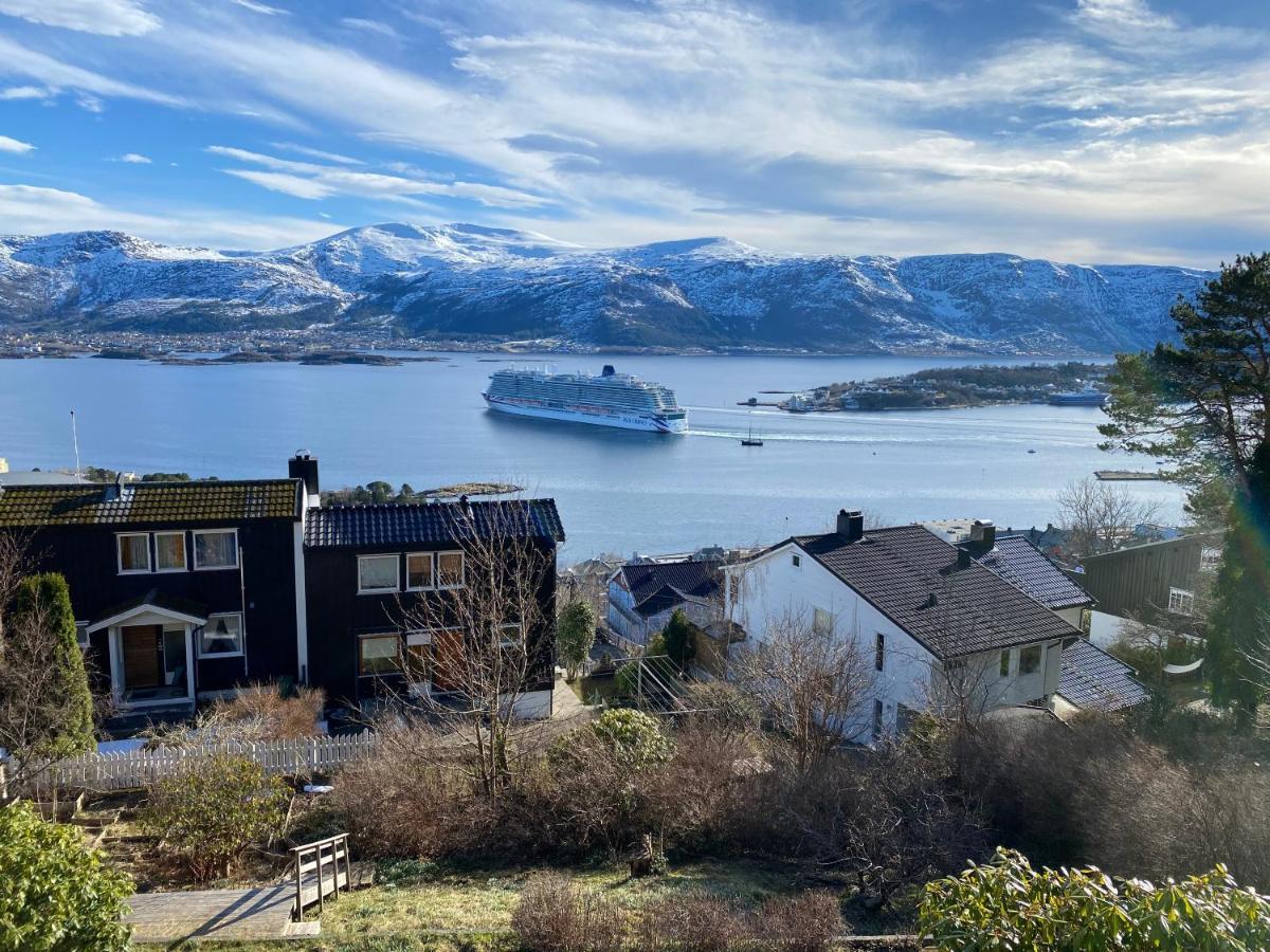 Апартаменты Great Place With View To The Mountains And Fjord Олесунн Экстерьер фото